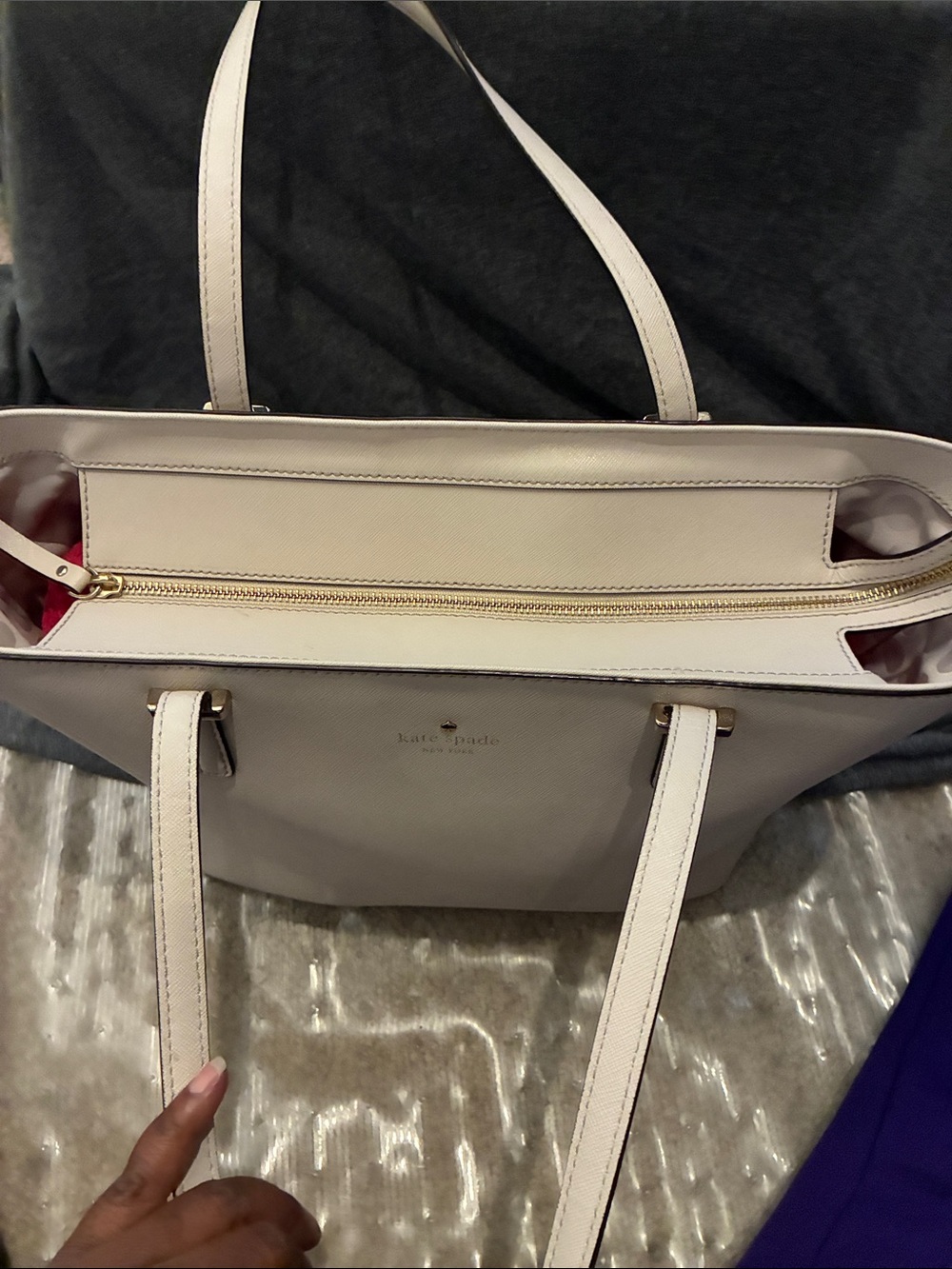 kate spade blush pink tote with gold logo call out peeling on handles - Picture 5 of 9